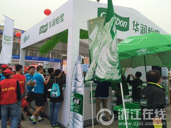 杭马全程有急救车跟随 五公里就有一个饮料站