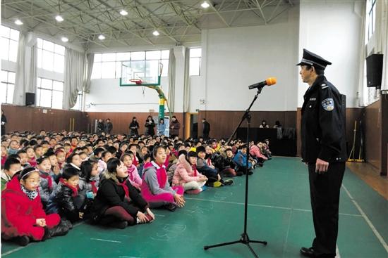 46岁的安徽人刘张胜,高中学历,在杭州外语实验小学当了三年保安