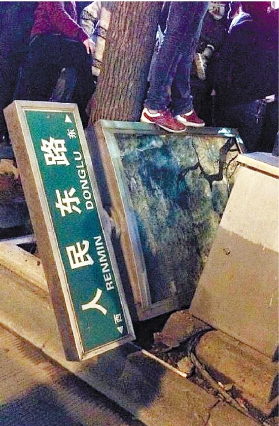 金华一商家举办接吻比赛 吻得天昏地暗时城管出现