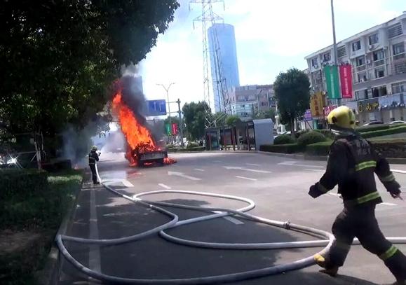 宁波一辆奥迪车突然烧起来了 这些自燃前兆要注意