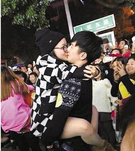 金华一商家举办接吻比赛 吻得天昏地暗时城管出现