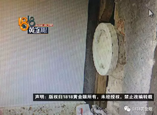 杭州一楼盘被投诉 十几个人围堵记者和投诉人