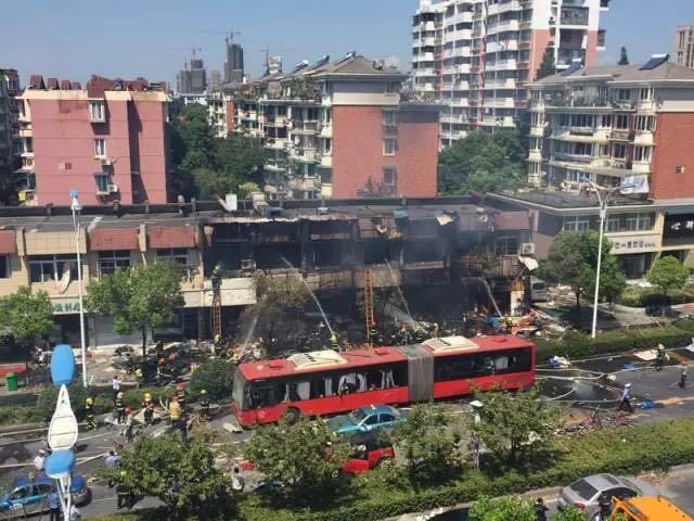 杭州爆炸中的公交司机忍痛救助乘客 正在手术中