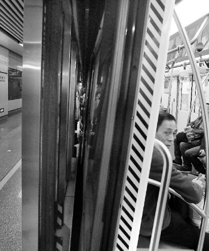 北京地铁门夹人酿悲剧 杭州地铁门设有三重防护