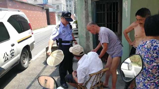 杭州78岁的老人摔倒在家门口 亏得民警及时救助