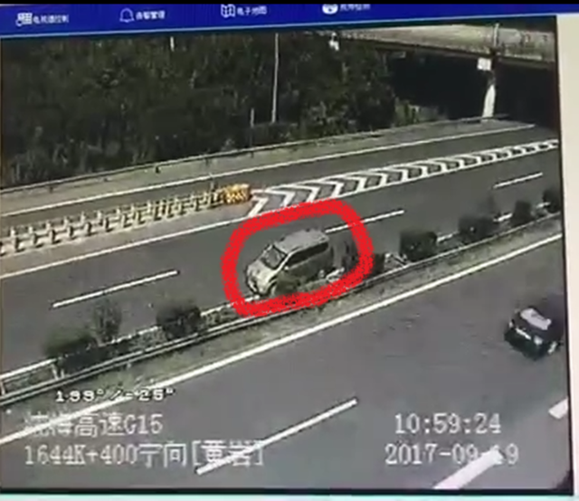 开高速过头了 台州一司机在超车道上倒车回去