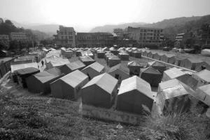 文成珊溪镇，空地上的帐篷是灾民的临时居所。 摄影 李文 