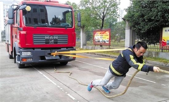 能拉动12吨的消防车，真的是条汉子！