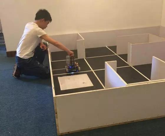新登镇小在杭州市机器人比赛中荣获第一名！