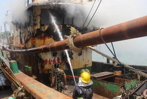 台州一港口渔船起火 周围二百多艘船价值十多亿