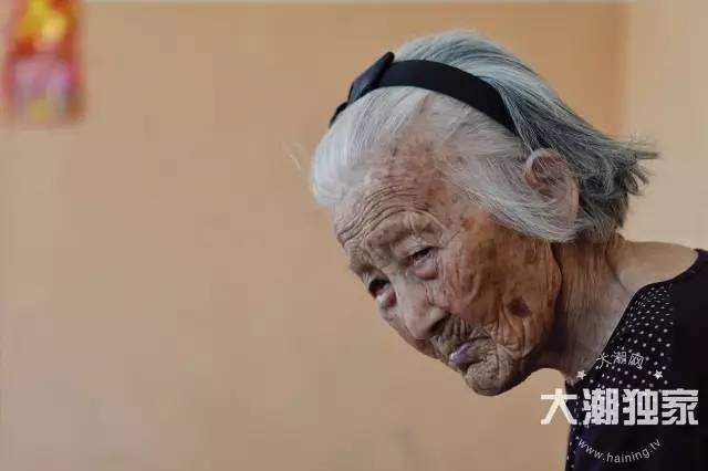 嘉兴“独臂孝孙”照顾107岁奶奶30年 再难也坚持