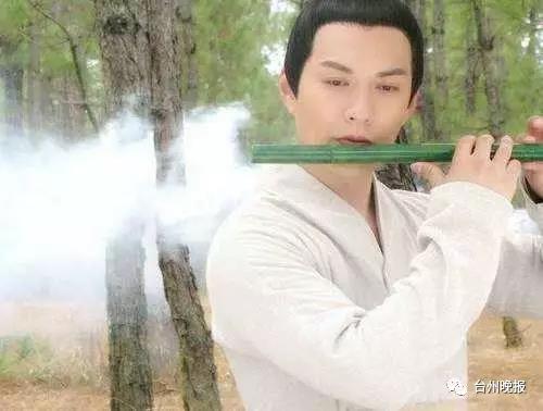 帅哥在女友窗前吹笛三整晚 结果却是这样