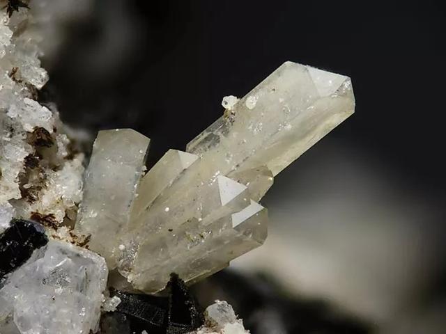 钻石的密度于水晶相比(钻石的密度大还是黄金的密度大)