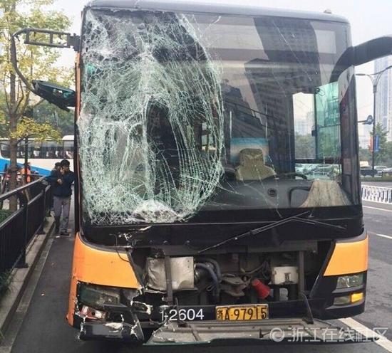 杭州两辆公交车追尾 24路公交上2名女乘客受伤