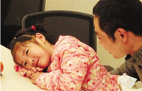 听说钱报记者要给拍照,小妞妞害羞了。