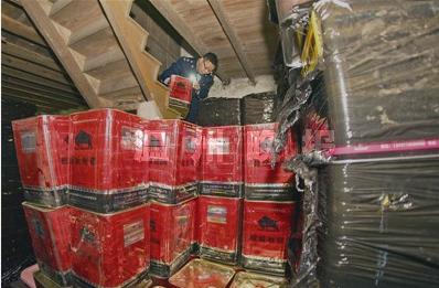 打假人员蹲守两月端造假窝点 查冒牌胶水270余桶