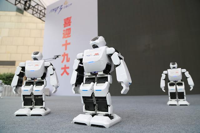 智能文明机器人排队穿越杭城街头 引众人围观