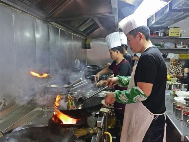 厨房堪比桑拿房 灶台边近50℃厨师常被烫出燎泡
