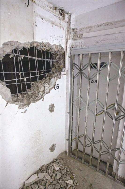 温州某小区业委会凿壁建仓库 称发不出保安工资