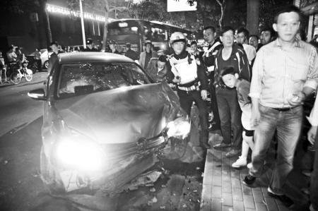 宁波一辆轿车闯红灯逆行 加速撞5人致1死4伤 