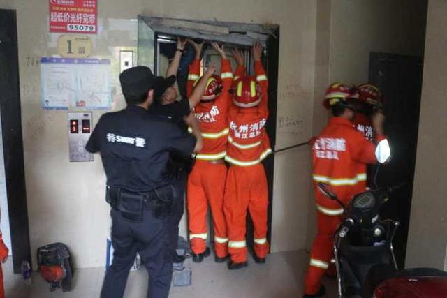 杭州一男子修理电梯时发生意外 被卡身亡
