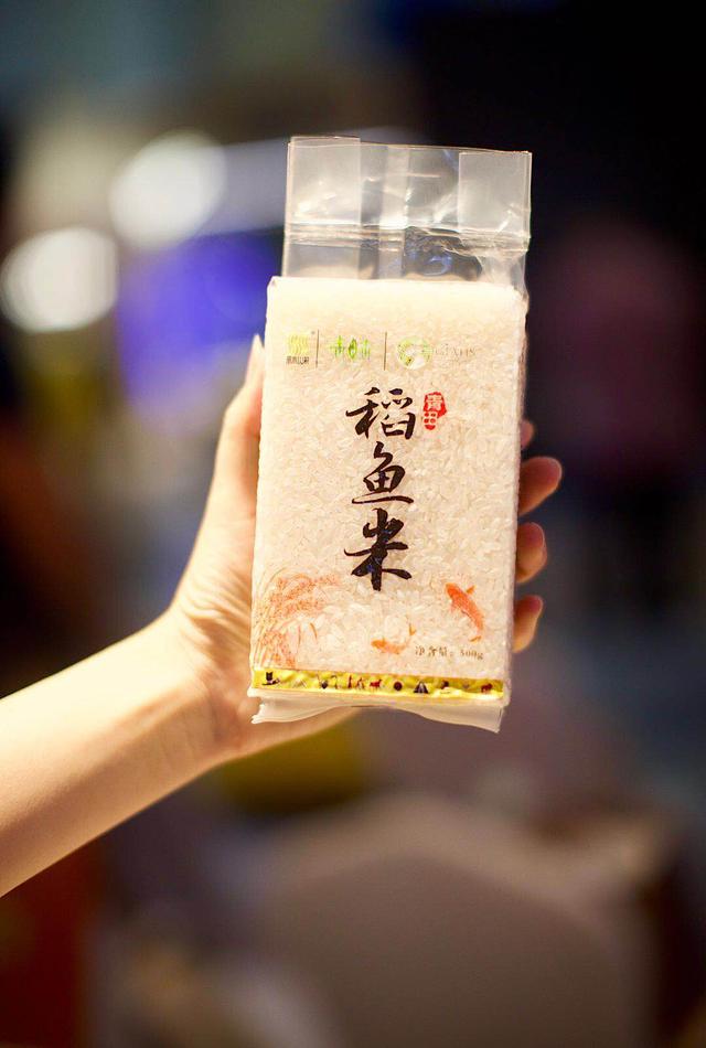 青田稻鱼米和杨梅走进杭城 48颗杨梅拍到3万多元