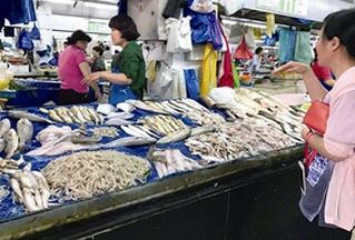 宁波仍有野生海鲜销售 水产摊主称都是偷捕来的