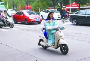电动车“挡风被”热销 御寒的同时存在安全隐患