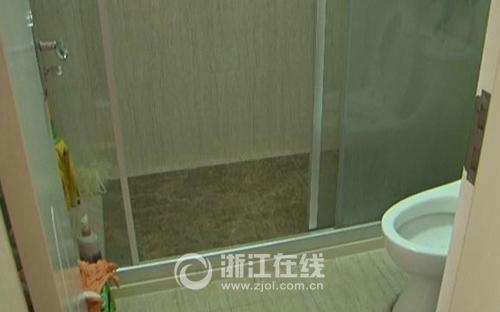 死者侯某就是在这个浴室里被哥哥发现的。