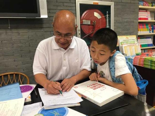 书店设教席 杭州72岁“大咖”义务教数学11年