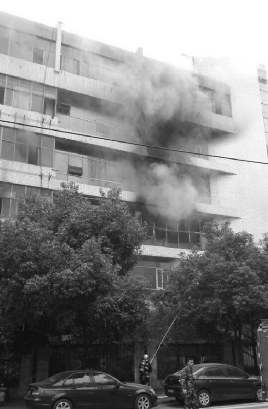 闲置大楼突然起火致一名工人被困 所幸顺利获救