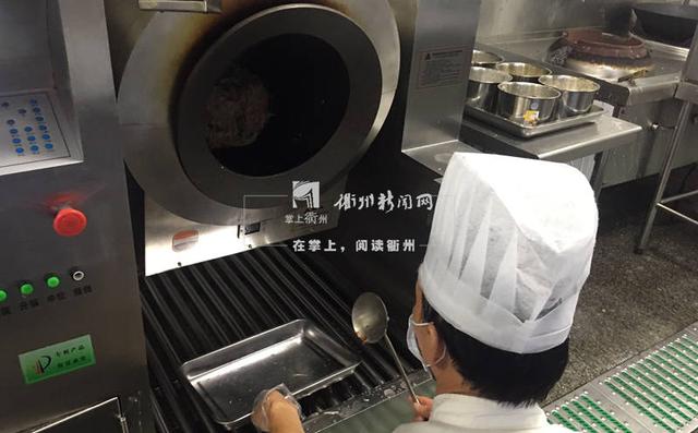 衢州一高中食堂请来机器人大厨 会炒200多道菜