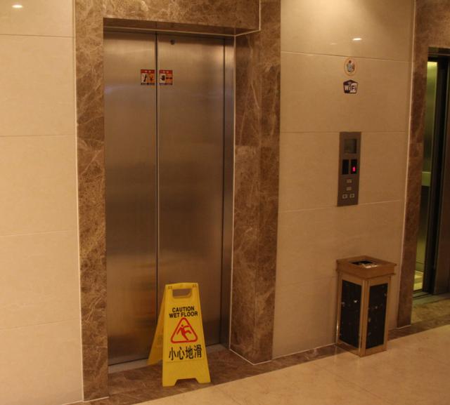 小夫妻来杭州旅游遭遇"惊魂一刻" 丈夫刚进电梯就消失了