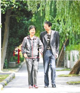 4年前妻子车祸成植物人 痴情丈夫贴心照顾终唤醒