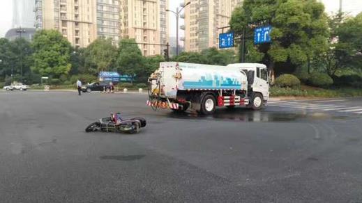 杭州一洒水车撞上电动车 骑车大姐不幸身亡