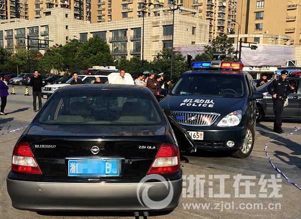 杭州男子公园里疯狂飞车 民警开巡逻车将其撞停