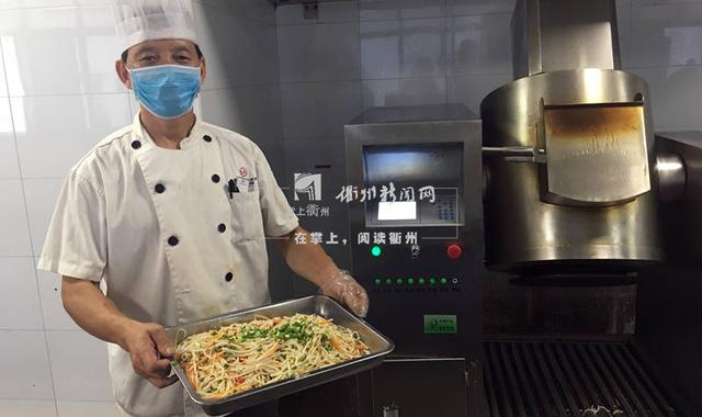 衢州一高中食堂请来机器人大厨 会炒200多道菜