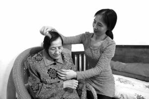 好媳妇辞职七年照顾痴呆婆婆:不能让她变邋遢