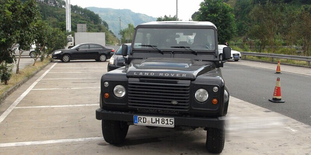 德国牌照路虎违规上路 温州高速交警当场查扣