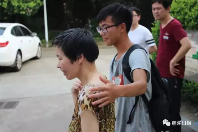 读大学的余姚小斌 找到了离散17年的亲生母亲