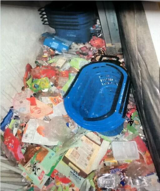 奇葩男网吧当旅馆超市当饭店 终被抓