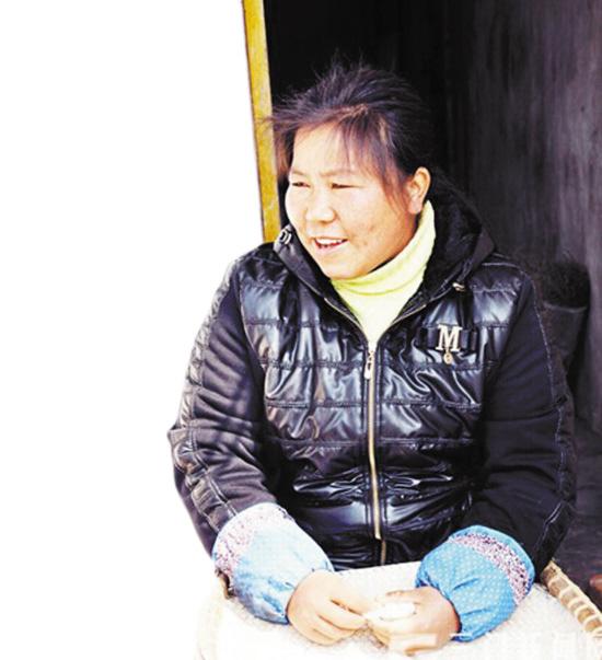 贫困主妇照顾患病丈夫17年 仍捐1个月工资做慈善