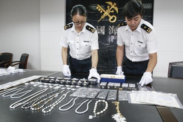 宁波机场一入境行李箱藏86件珠宝 总价超过15万