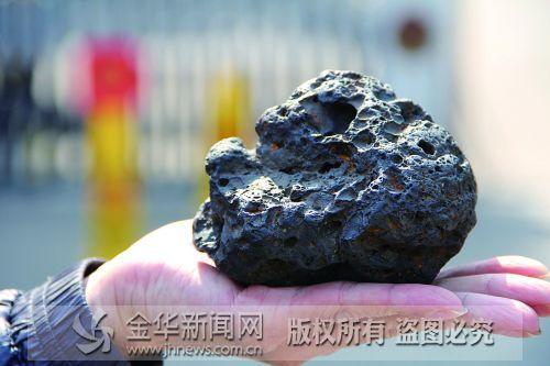 驴友捡到百万年“陨石” 专家初步判断:是炉渣