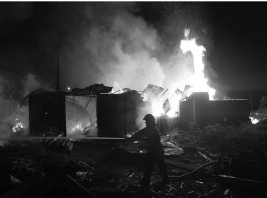 慈溪木材厂发生火灾 21年安全生产纪录毁在烟头
