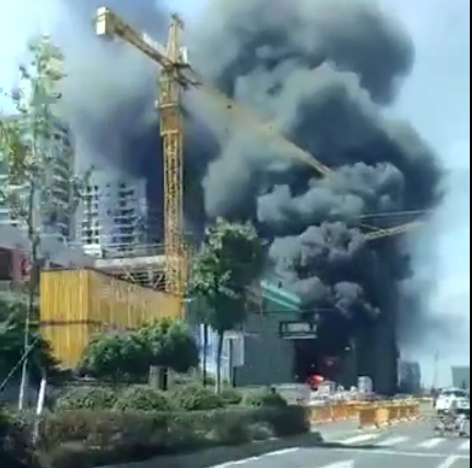 突发：杭州余杭塘路一在建工地起火浓烟滚滚