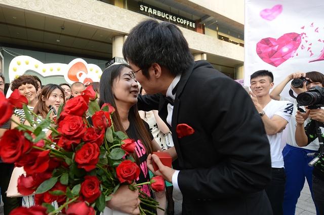 520独特求婚感动武林门 99名路人力挺"穷小子"_送花故事_资讯中心
