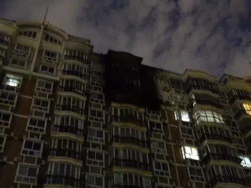 宁波一小高层发生火灾 房子被烧透还殃及楼上