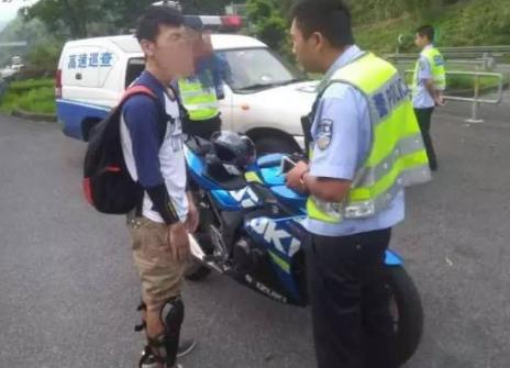 香港小伙骑摩托上高速 路过丽水遂昌时被拦下
