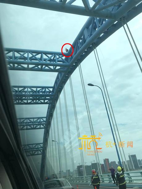 杭州钱江四桥有人跳桥轻生 警方正登上云梯劝解